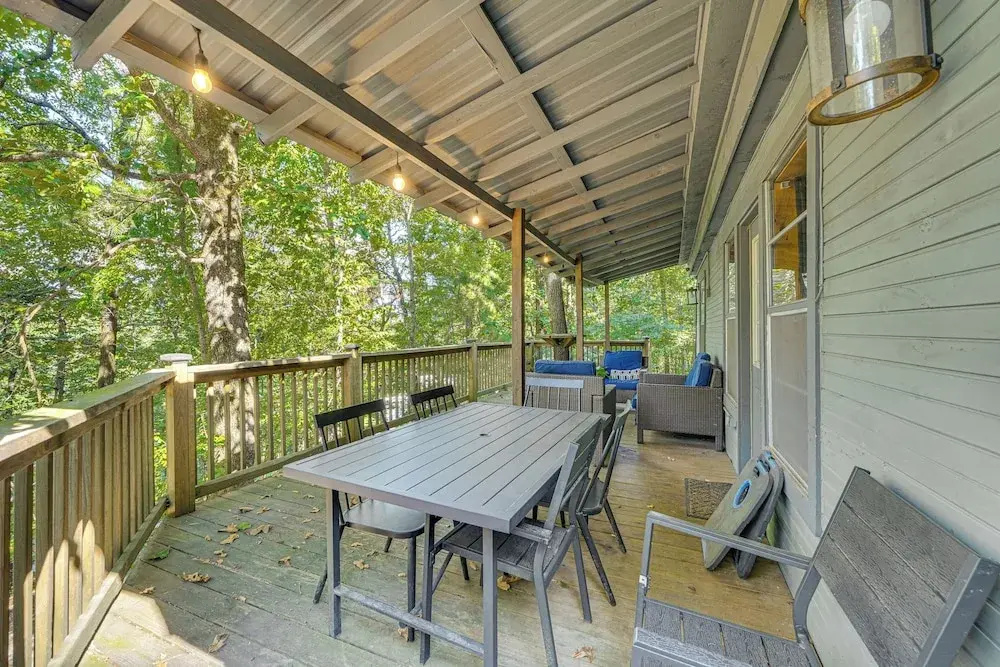 3 Mi to Beavers Bend State Park: Wooded Hideaway!