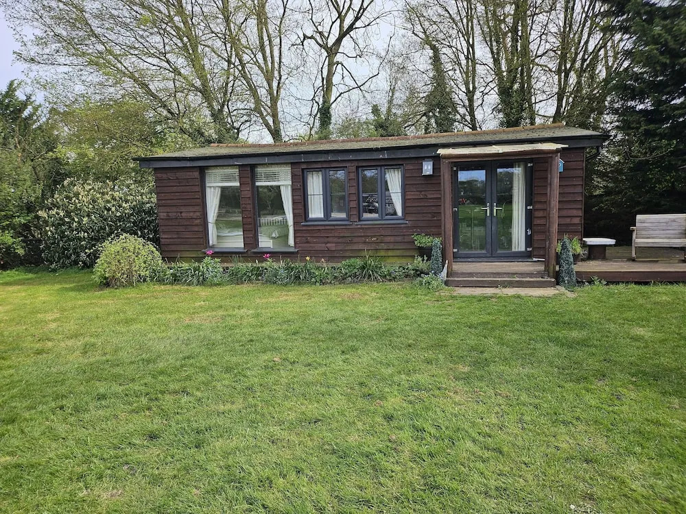 Dunmow 1-bed Cabin, Sleeps 4, 10 Mins to Stansted