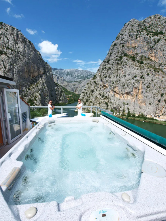 Hotel Villa Dvor picture