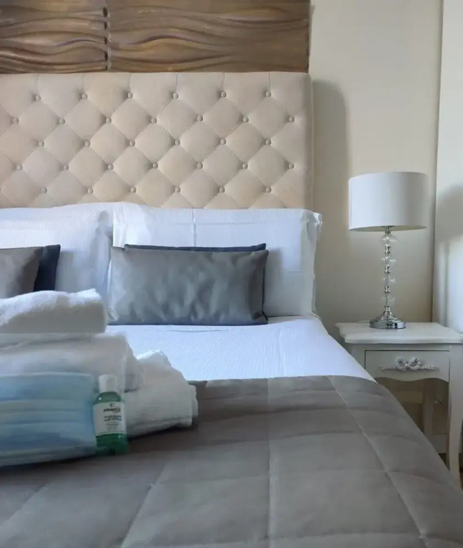 Deluxe Double room (full double bed)