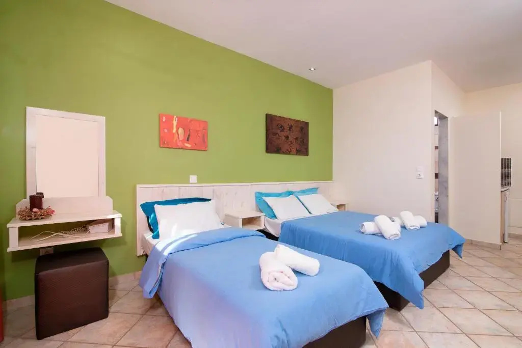 Standard Triple room with pool view