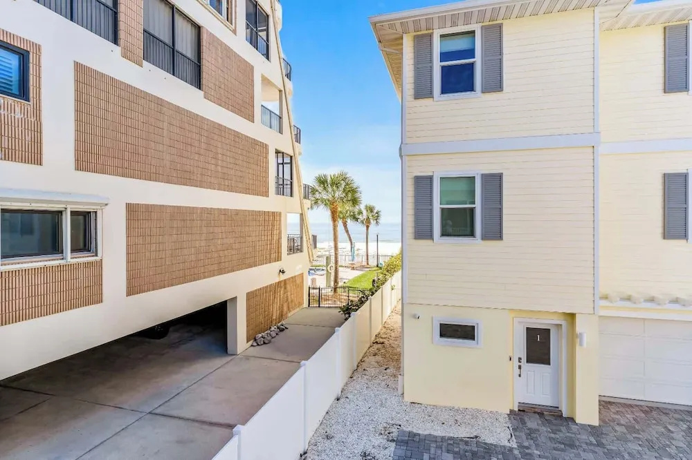 4B Balcony Beachfront Access to Indian Rocks Beach