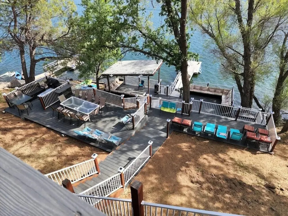 562 Massive 8 Bedroom on the Lake!
