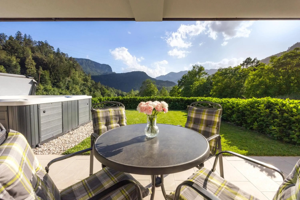 Chilly apartment, jacuzzi with mountain view, 10min to the Lake