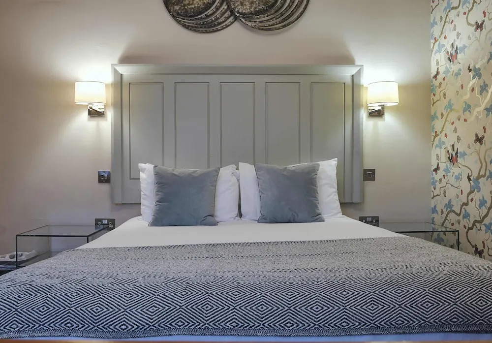 The Rose & Crown by null