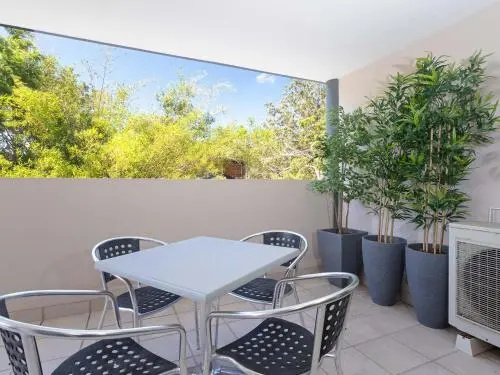 9 'Shoal Bay Beach Apartments' 2 Shoal Bay Road -Air Conditioning And Complex Swimming Pool
