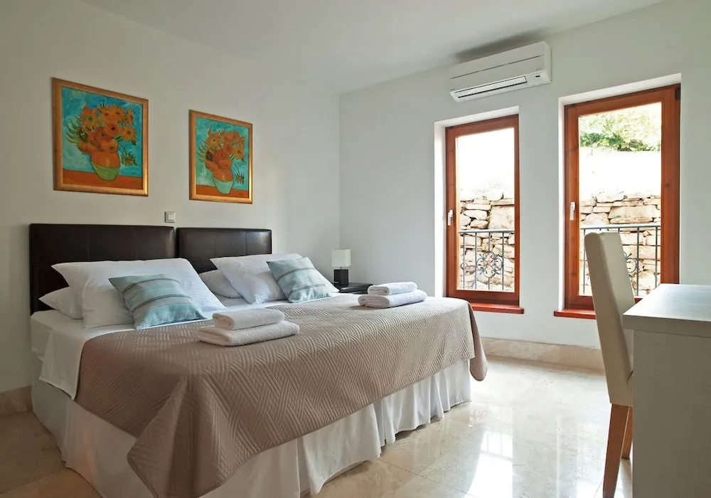 三房四層地庫公寓，附有陽台和海景