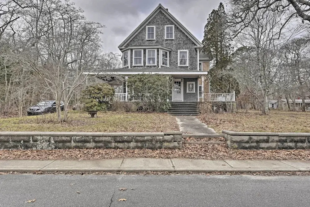 Easy Access to Beaches: Vineyard Haven House