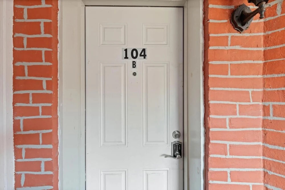 Entire 1-br Apt in Noma Eckington