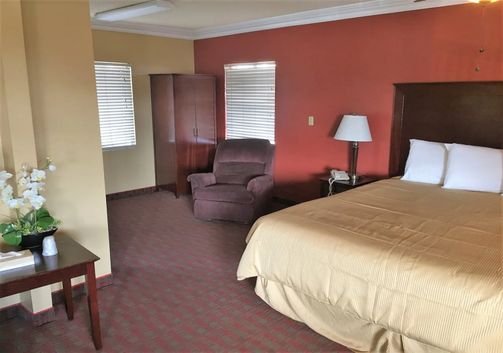 Pacific Inn & Suites — фото