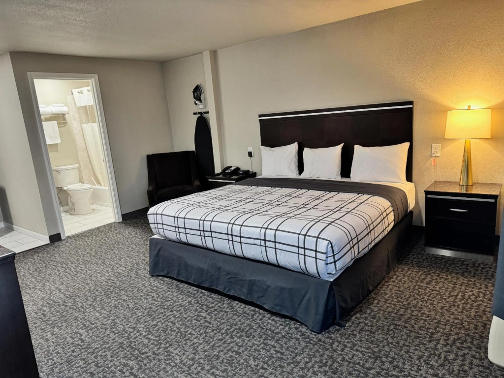 Royal Inn Eugene — 3