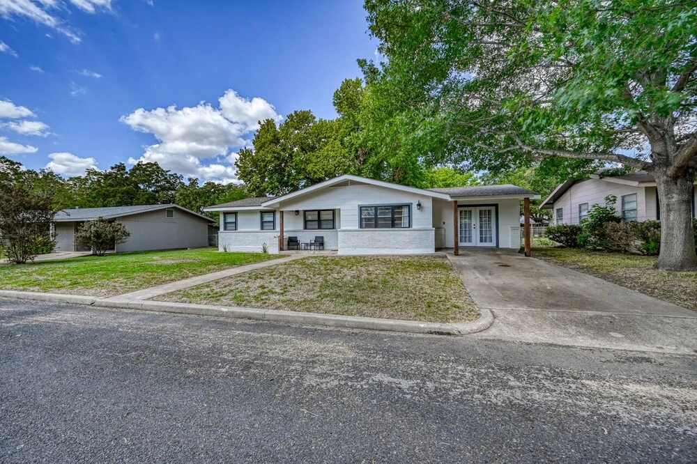 Stunning Home 3 min to Main W/hot tub and Firepit!