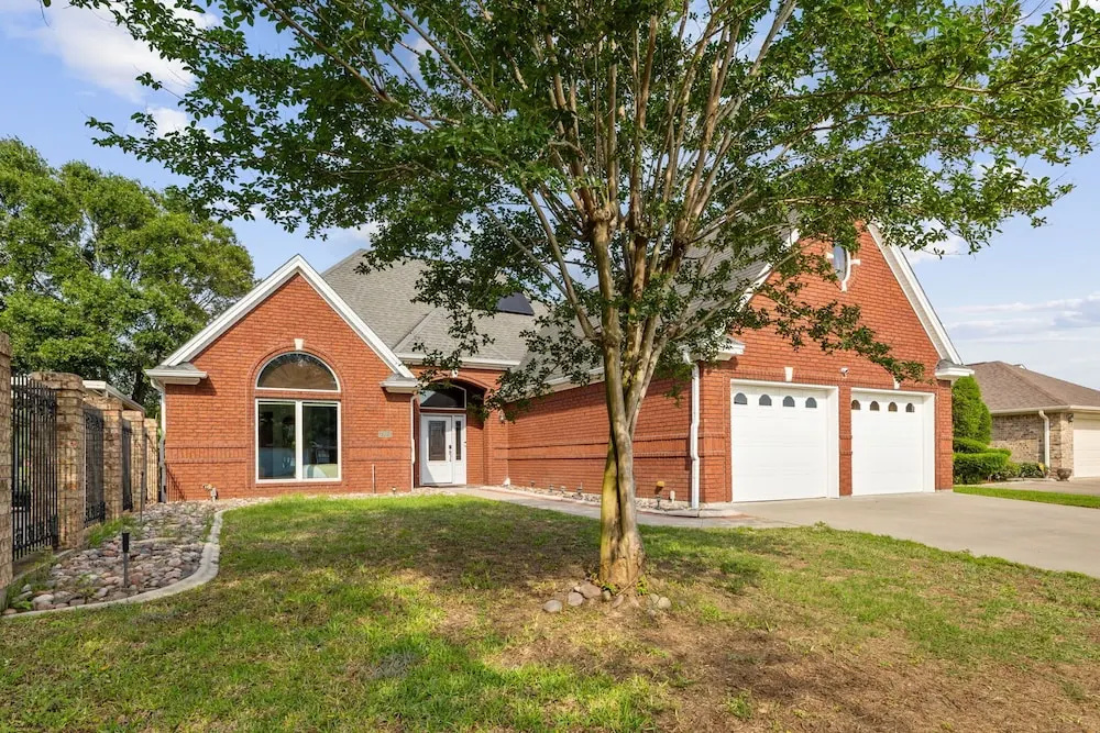 Golf-side Luxe Escape Sleeps 13 Hot Tub & Theater