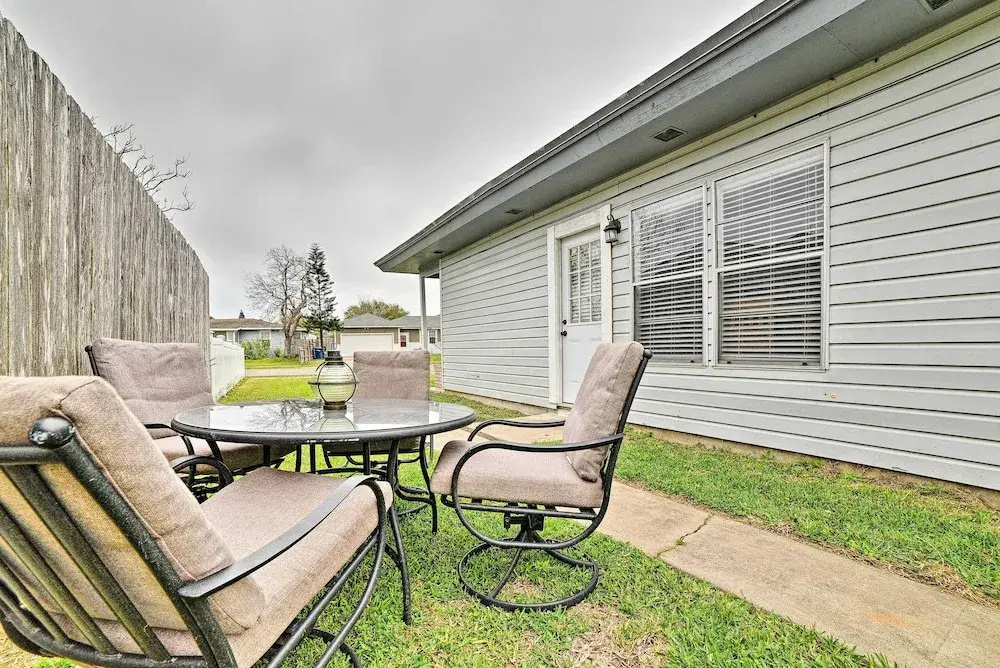 Coastal Escape w/ Yard, Walk 1 Mile to Texas A & M