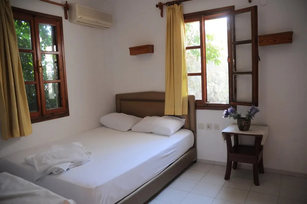 Standard Triple room with garden view