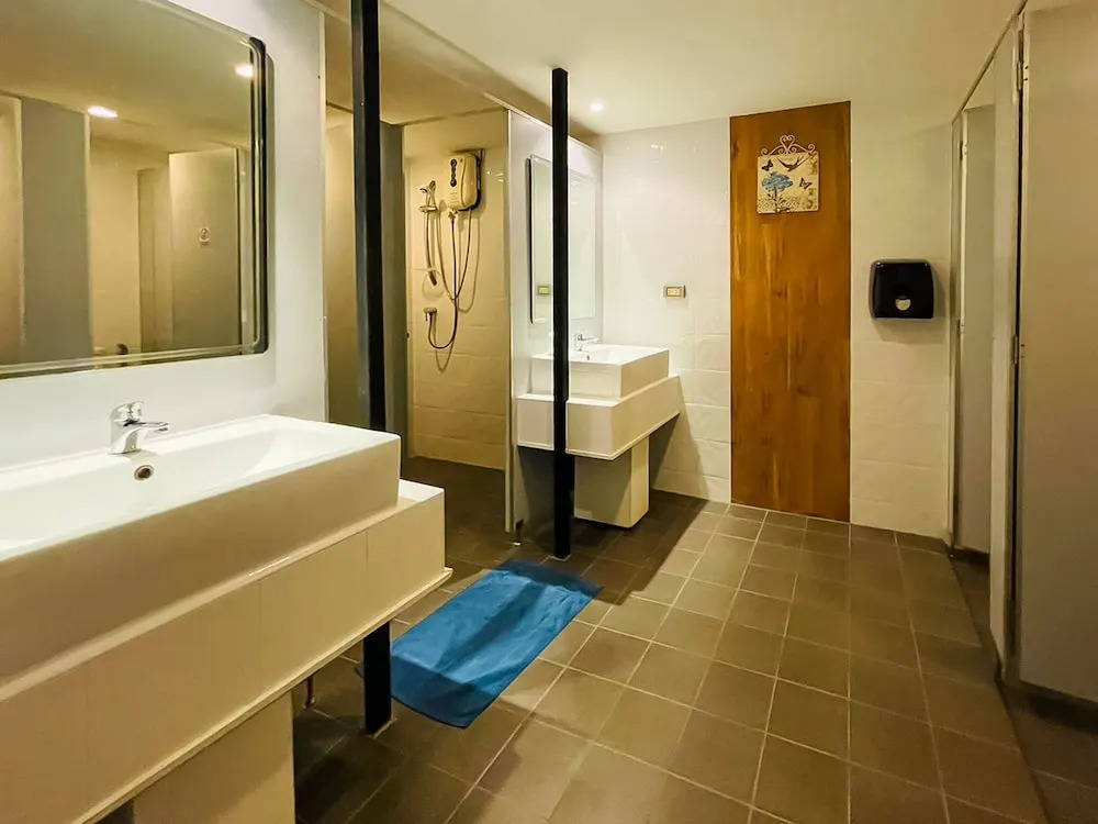 Кровать в общем номере в Rabbitel Phuket