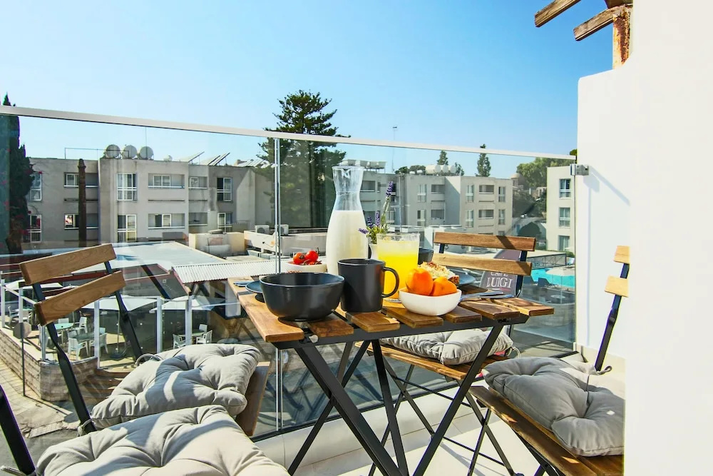 Phaedrus Living: Seaside Luxury Flat Lighthouse 65