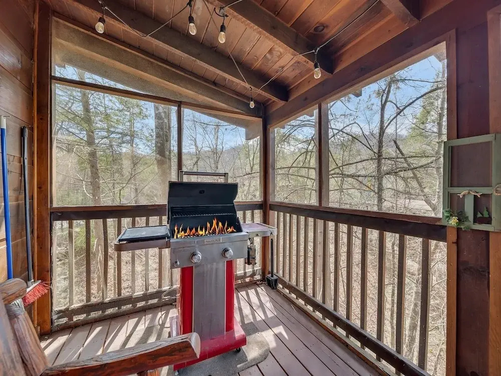 Er107 - Smoky Mountain Charm - Great Location! Close To Town! 2 Bedroom Cabin by RedAwning