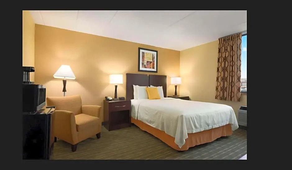 Days Hotel by Wyndham University Ave SE - Tap to explore photos