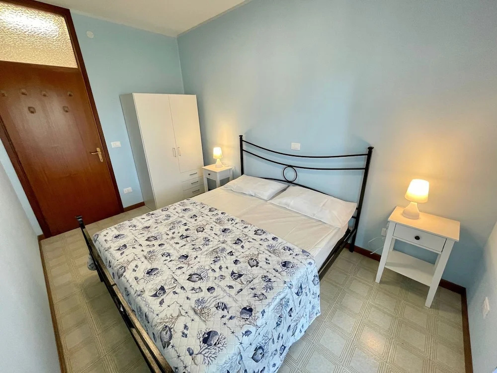 Spacious Beachside Flat With Terrace — 5