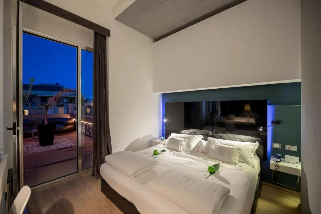 Deluxe Double room (full double bed)