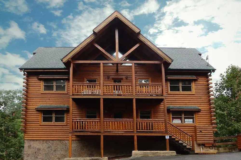 Mountain Movie Inn 6 Br cabin by RedAwning