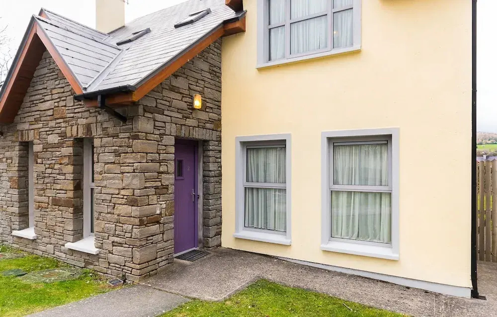 3 Bedroom pet Friendly Home With Access to Pool