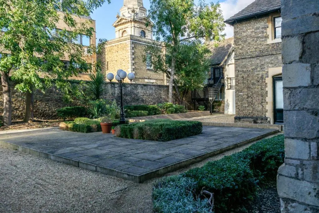 Executive City Centre Apartment with Gated Parking and Stylish Rooms includes Privacy and Space with Luxury Feel plus Courtyard Garden in Amazing Location and Very Highly Rated