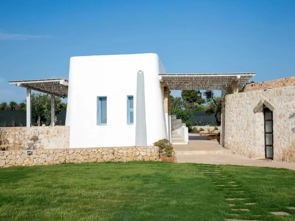 Luxurious Villa in Torre Suda with Hot Tub