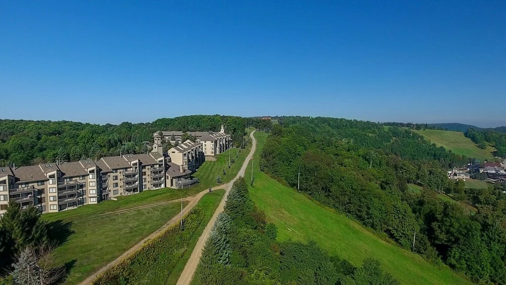 Seven Springs Stoneridge 3 Bedroom and Loft Condo with private deck by RedAwning