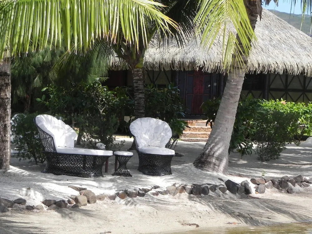 Bungalow with balcony and beachfront