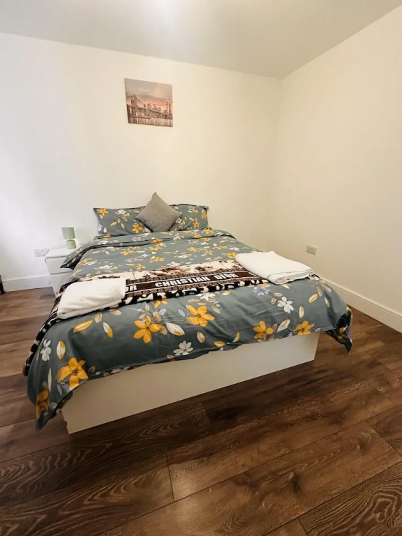 6-bed 3-bath Home - Sleeps 14 & Free Parking — фото