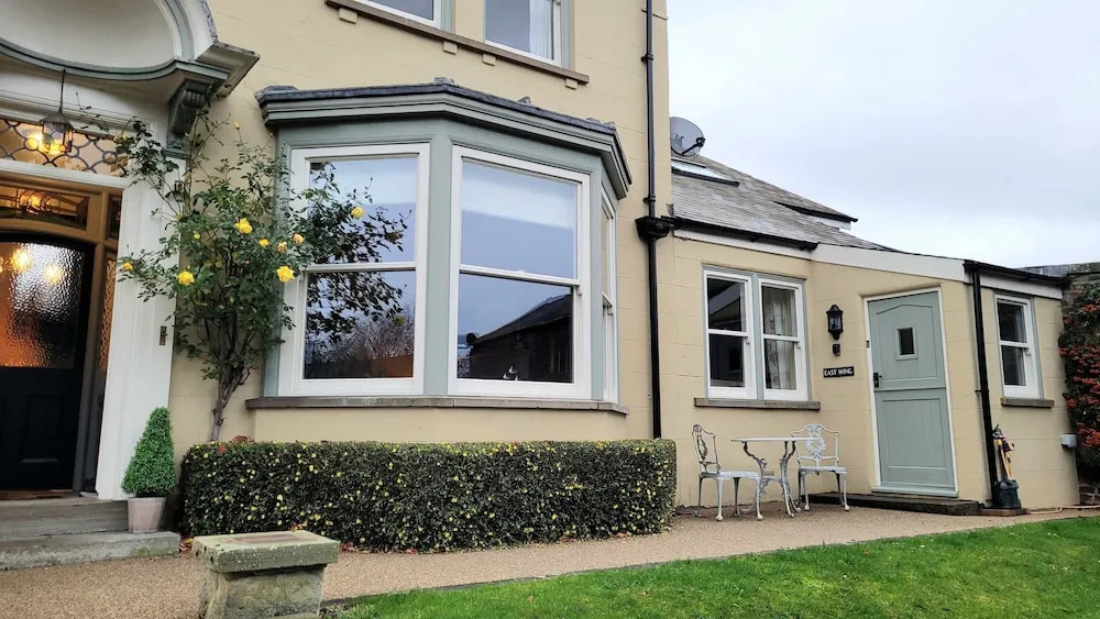 East Wing Cottage - Peaceful Village Retreat With Tennis Court Access