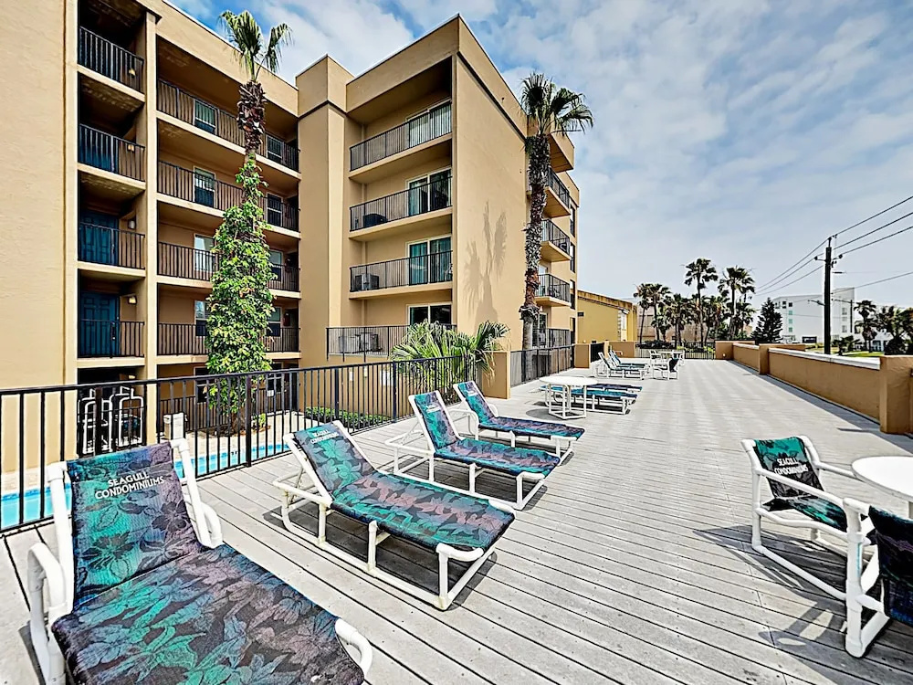 Beachfront W/ Pool & Balcony - Walk To Beach 2 Bedroom Condo