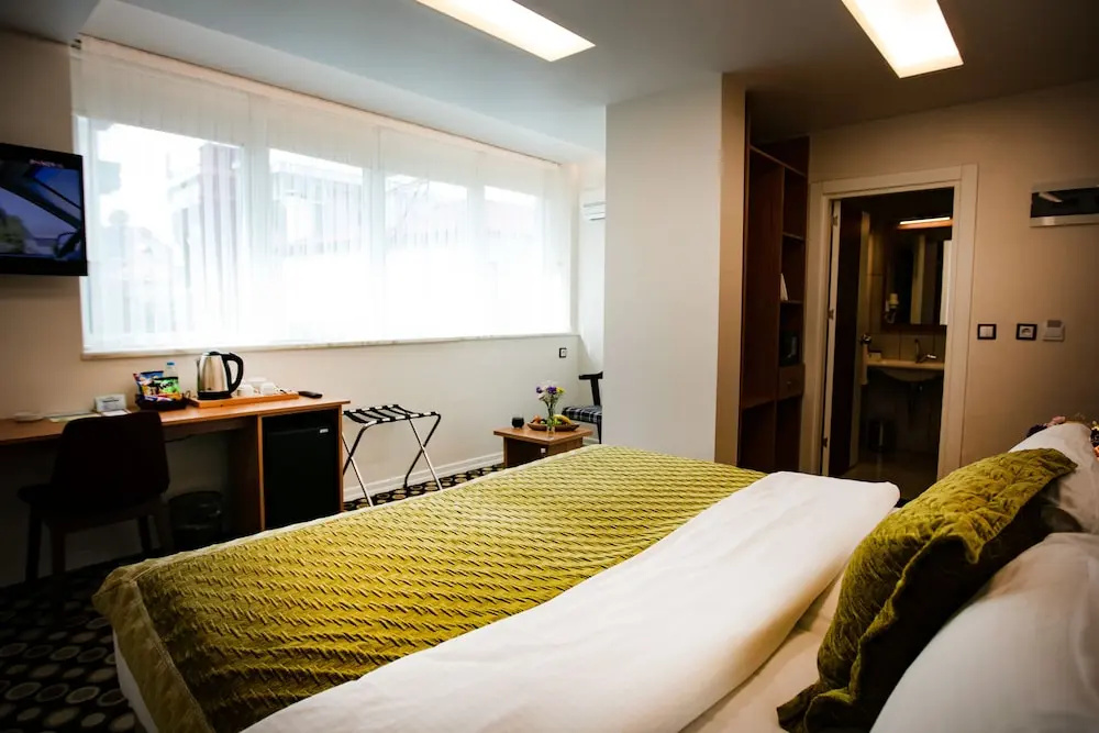 Deluxe Double room (full double bed)