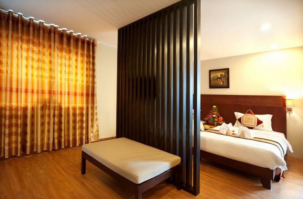Gold Hotel by null