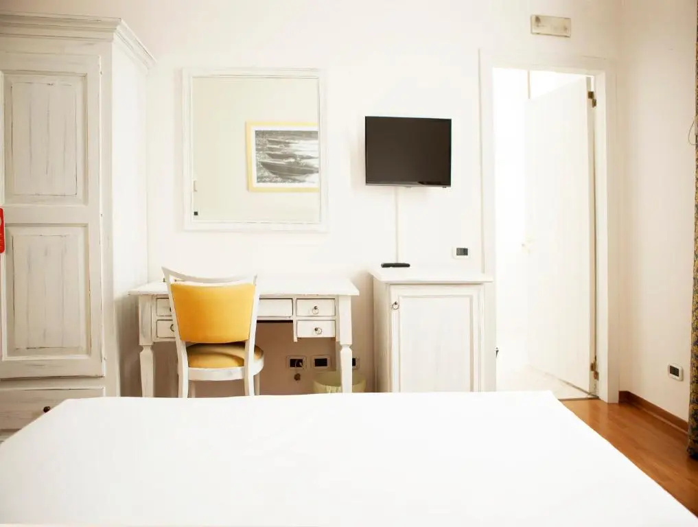 Standard Double room with lake view (full double bed)