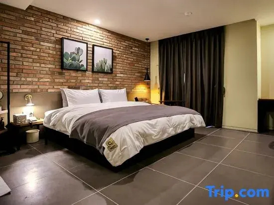 Deluxe Double room (full double bed)