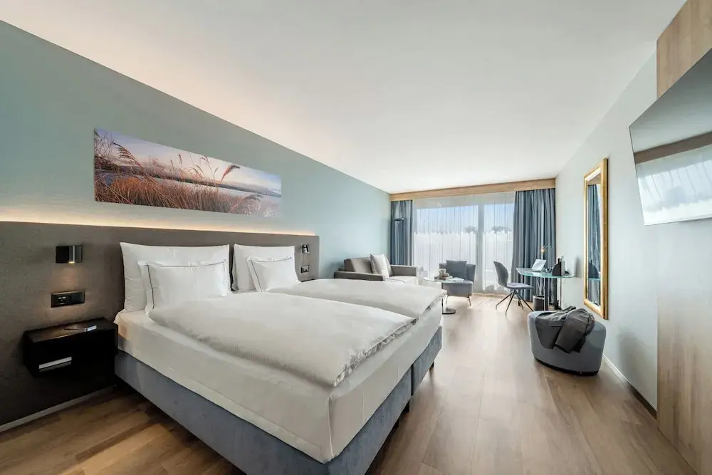 Standard Double room with lake view (full double bed)