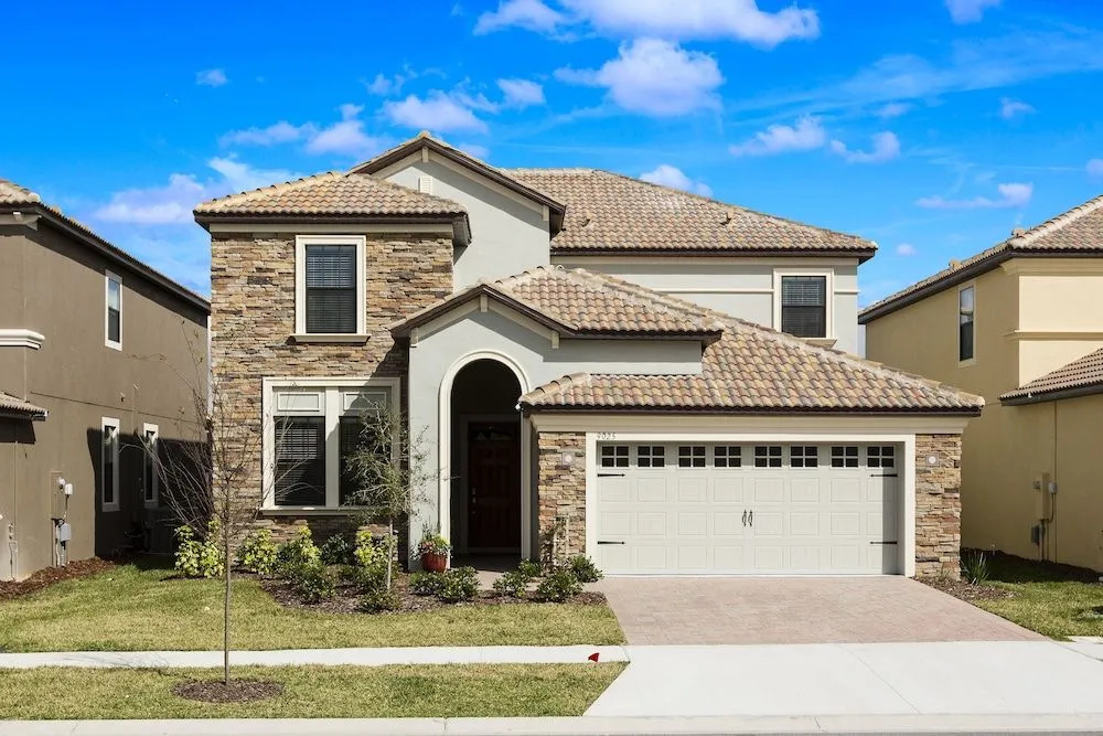 Newly built 6 Bed 6 Bath Pool Home by RedAwning
