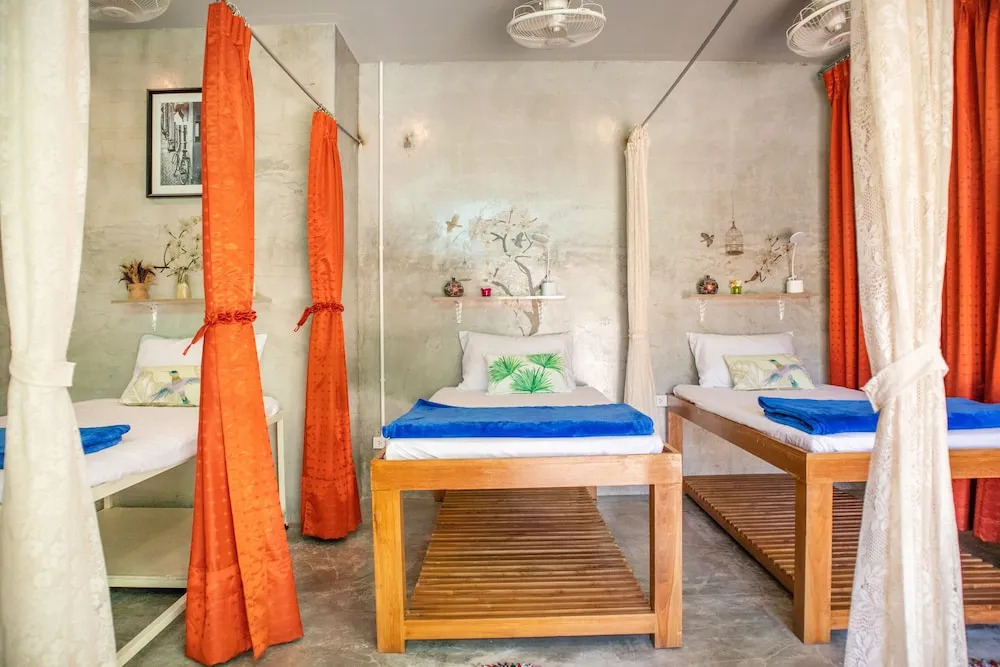 Кровать в общем номере в OYO 617 Tira Hostel chalong Phuket