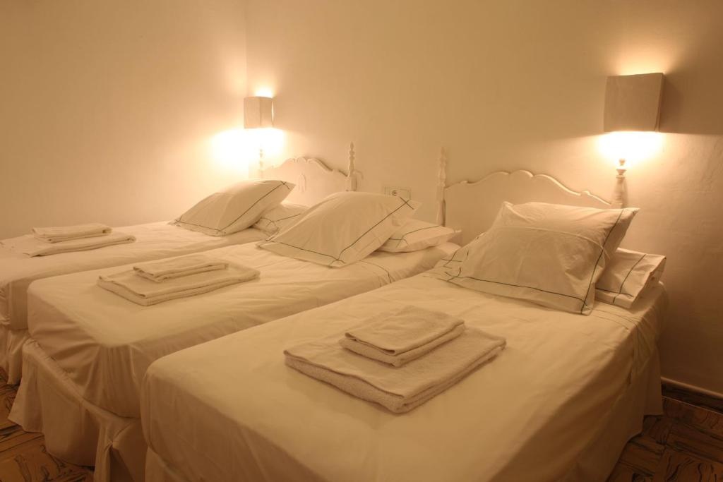(1)Standard Double room (shared bathroom) (full double bed) (bed type is subject to availability) at Hostal Juanita in Ibiza Town