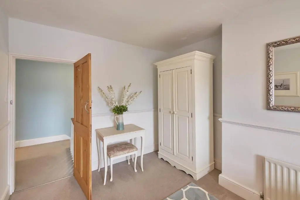 4 Bedrooms Cottage