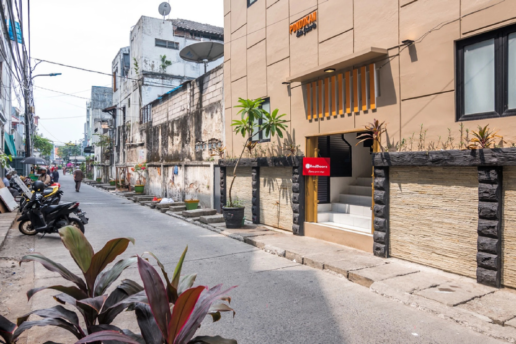 RedDoorz Plus near Hayam Wuruk 2