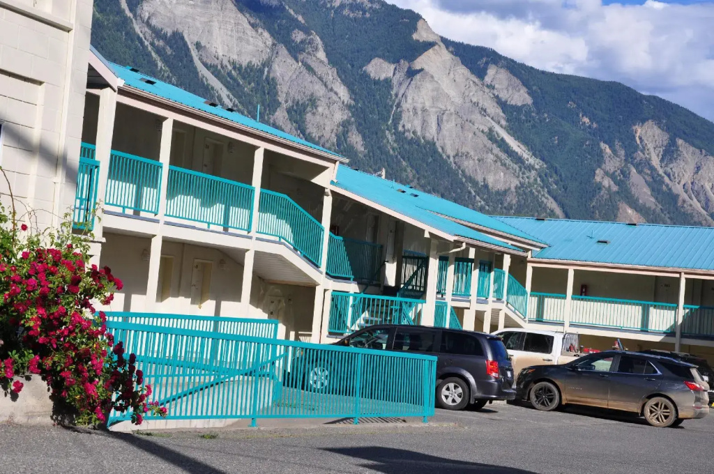 Canadas Best Value Inn Mile 0