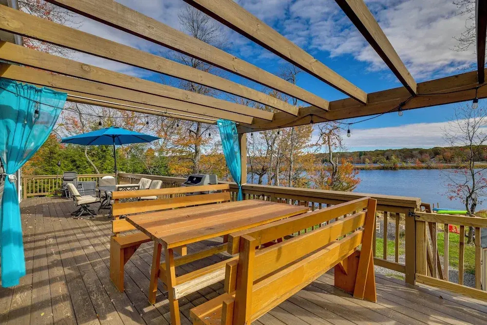 Lakefront Pocono Retreat w/ Hot Tub & Movie Hub