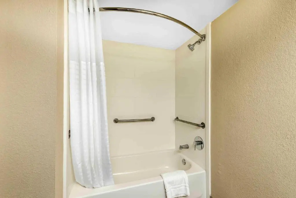 Standard Quadruple Basement room