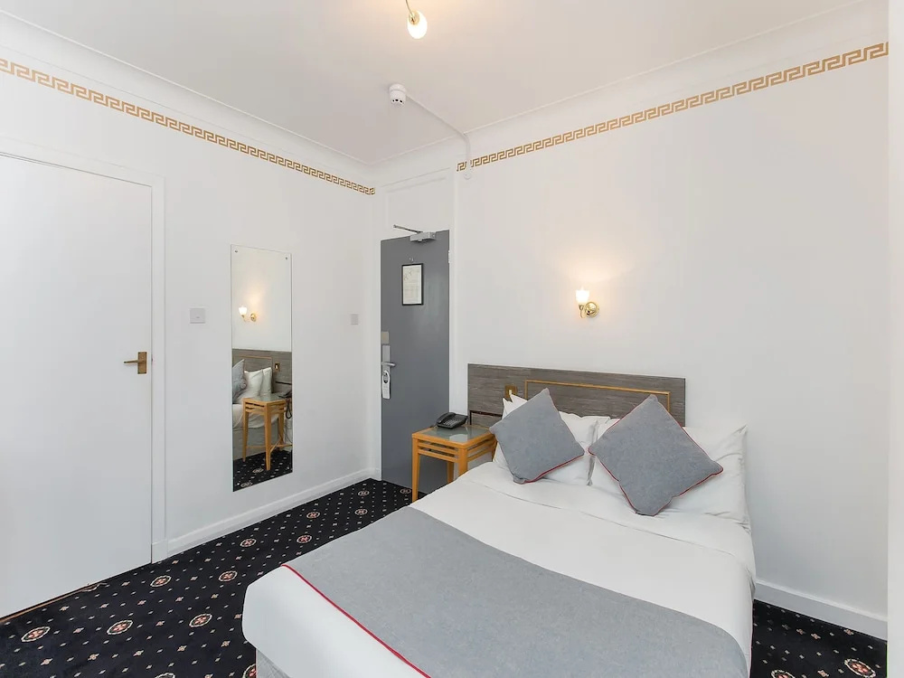 OYO Stade Court Hotel - Chambres