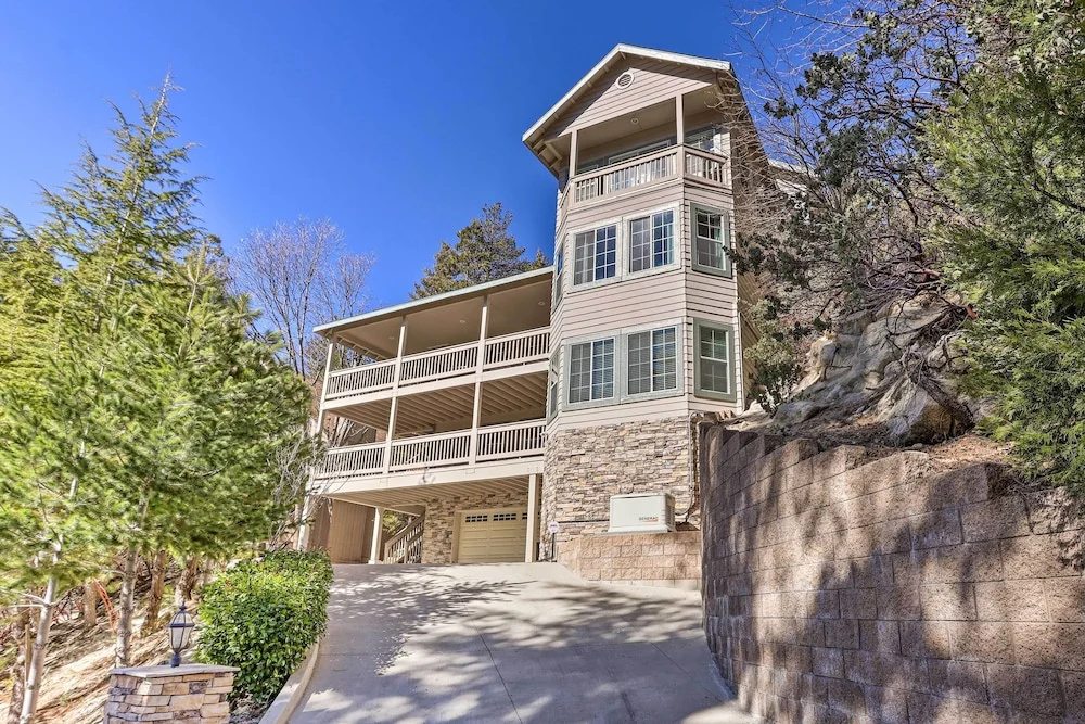 Huge Lake Arrowhead Home w/ 3 Decks & Grill!