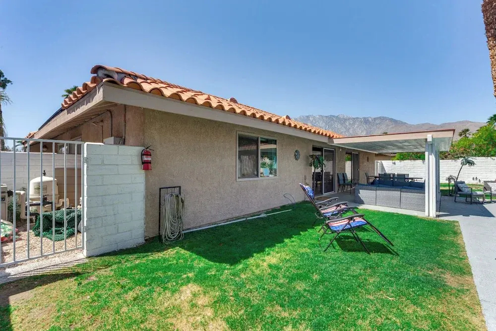 Game Room, Hot Tub & Mtn Views: Palm Springs Gem